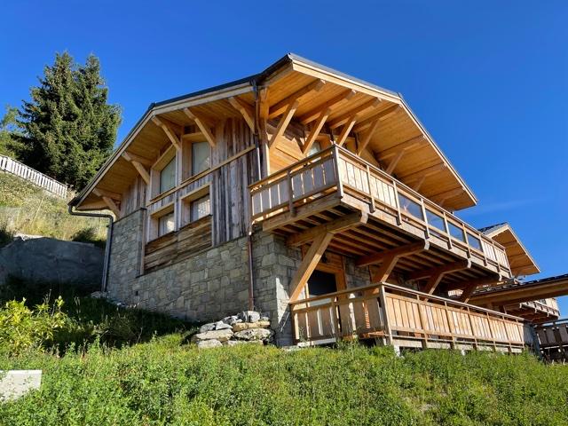 Facade OUEST chalet NEKO
Les chalets Neko et Alaska sont mitoyens par leur terrasse et peuvent être loués ensembles