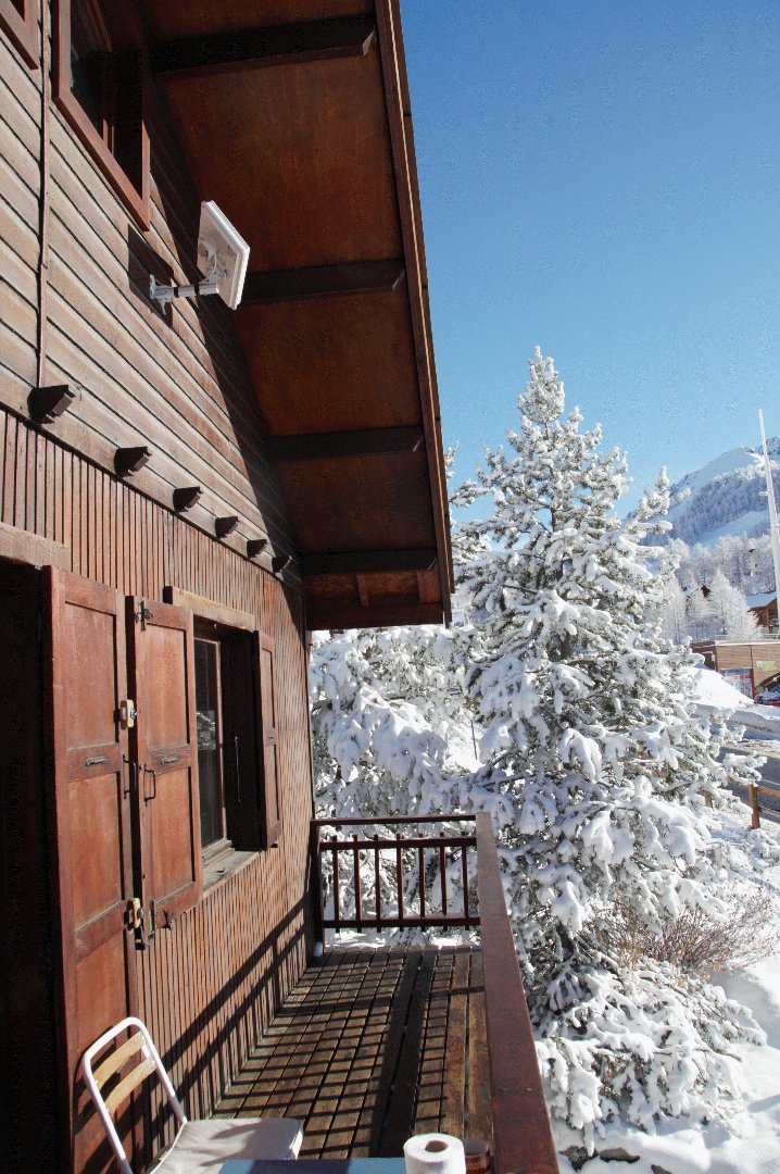 Le balcon de la salle à manger face aux pistes  