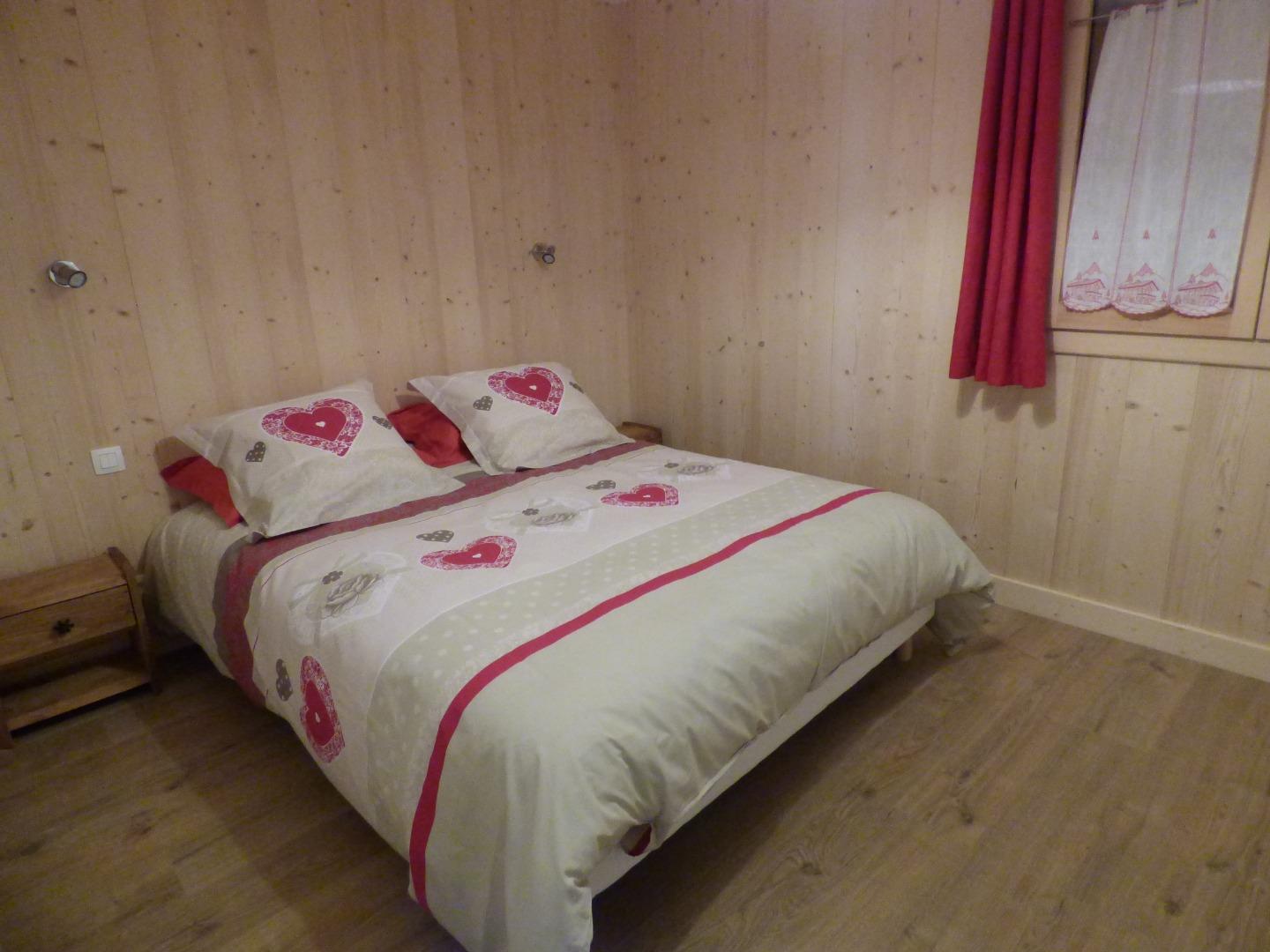 Chambre 2 au rez de jardin avec lit 160x200 + TV