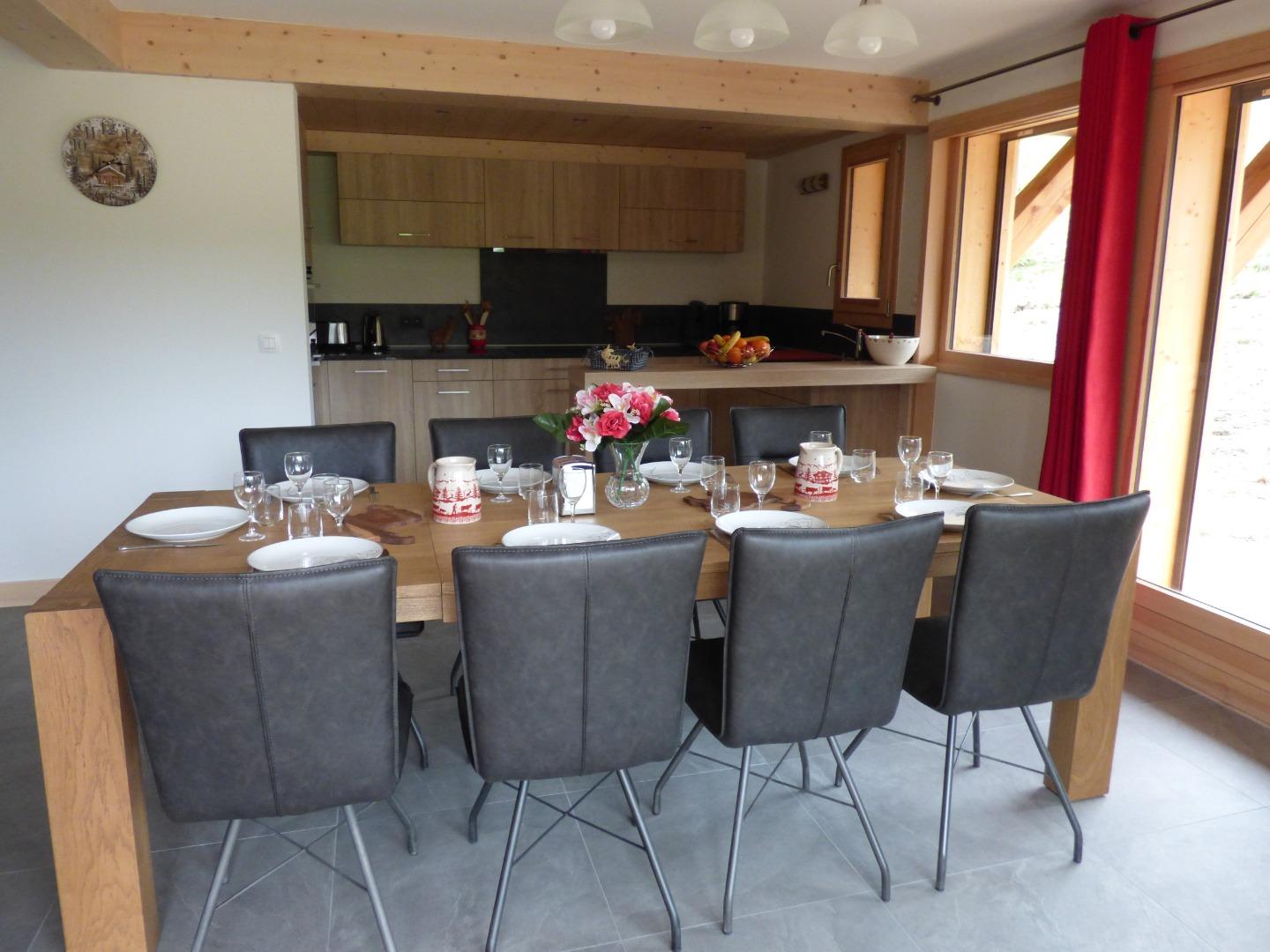 Coin repas pour 10 personnes avec accès direct sur terrasse