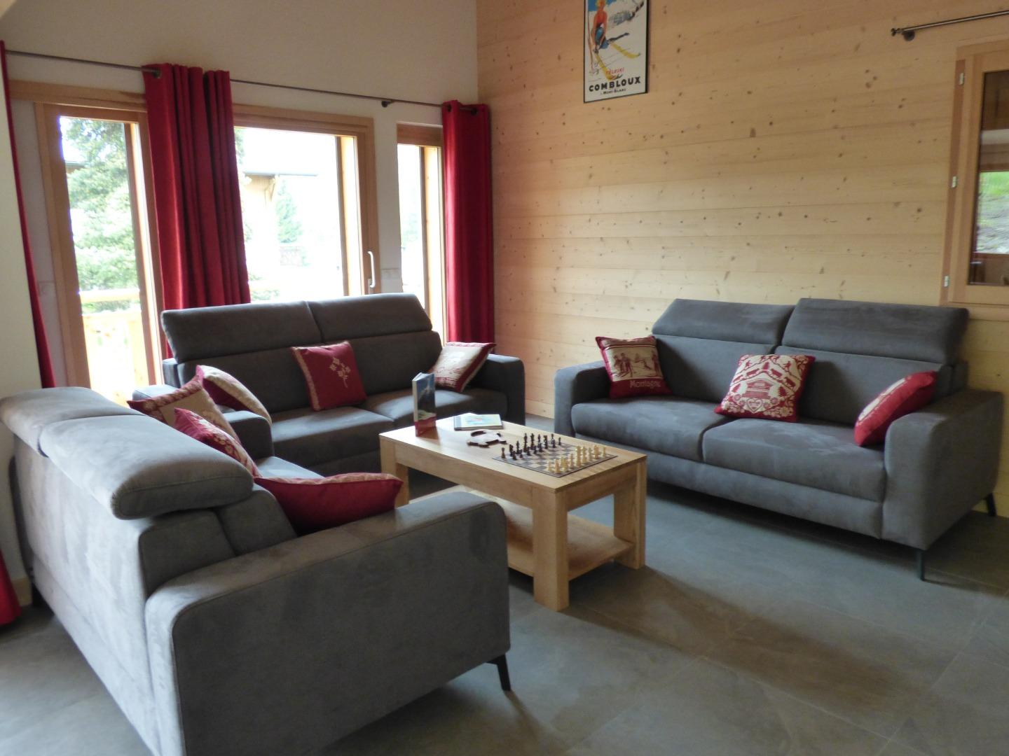 Salon avec accès direct sur balcon et terrasse