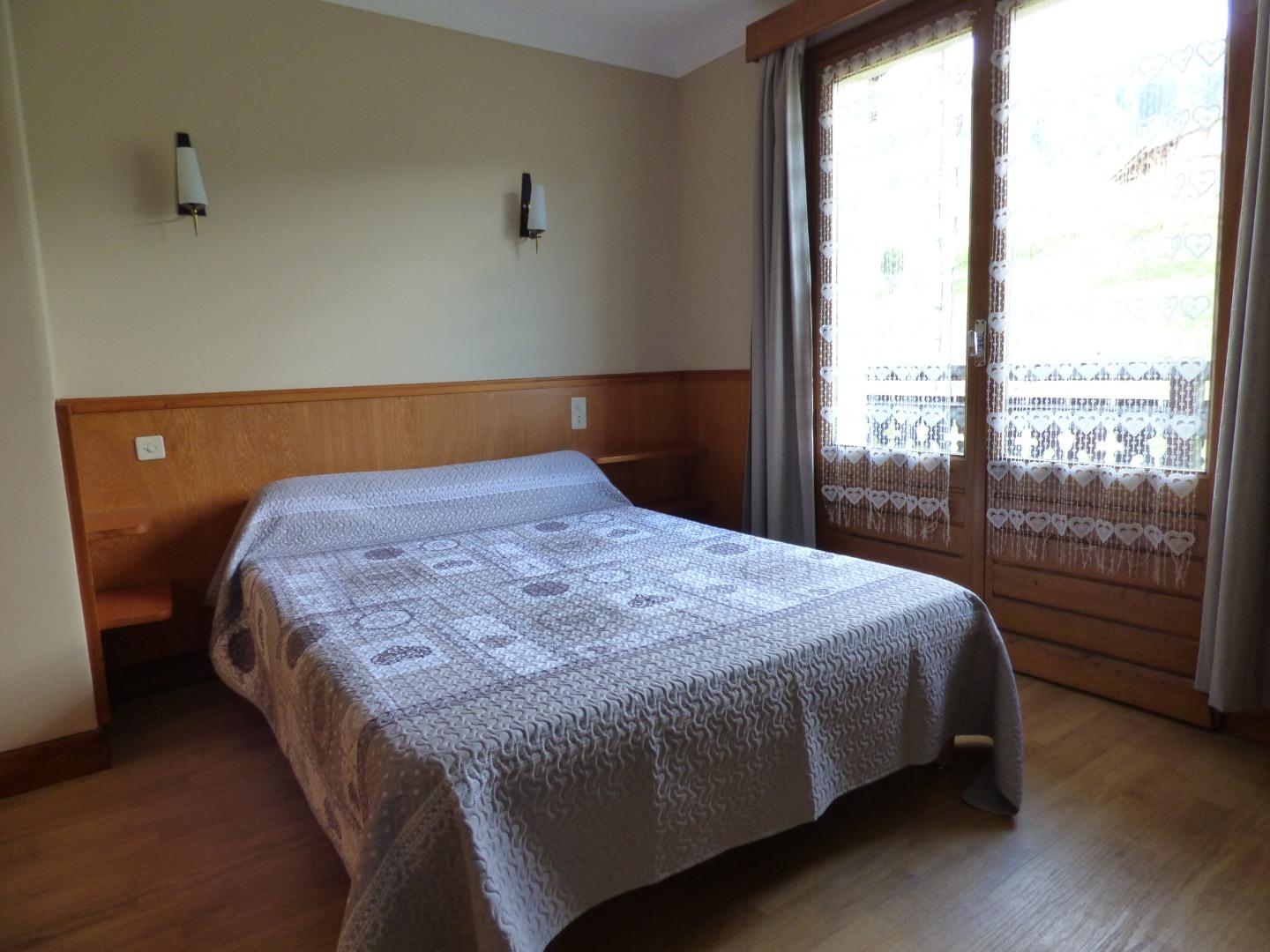 Chambre avec lit 140x190