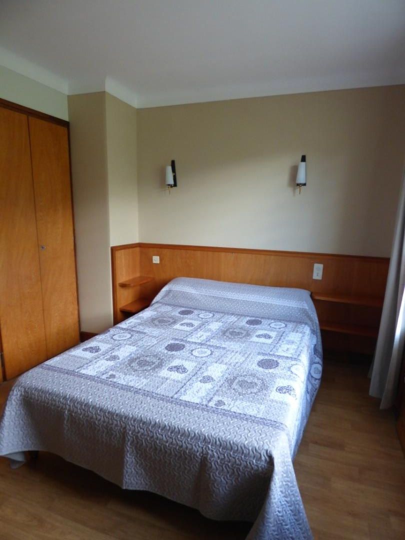 Chambre avec lit 140x190, possibilité d'ajouter 1 lit bébé