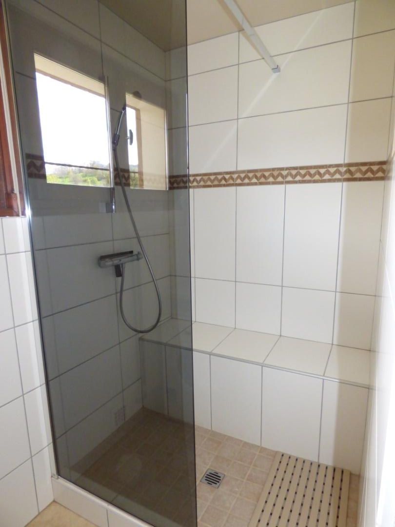 Salle de bains avec douche à l'italienne