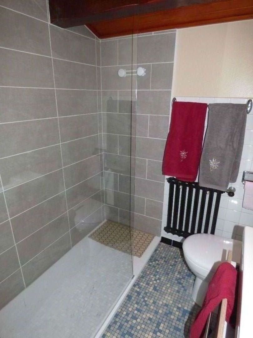 Salle d'eau avec douche