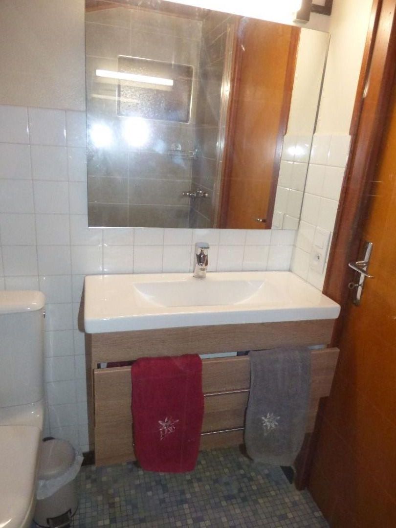 Vasque avec tiroirs et grand miroir