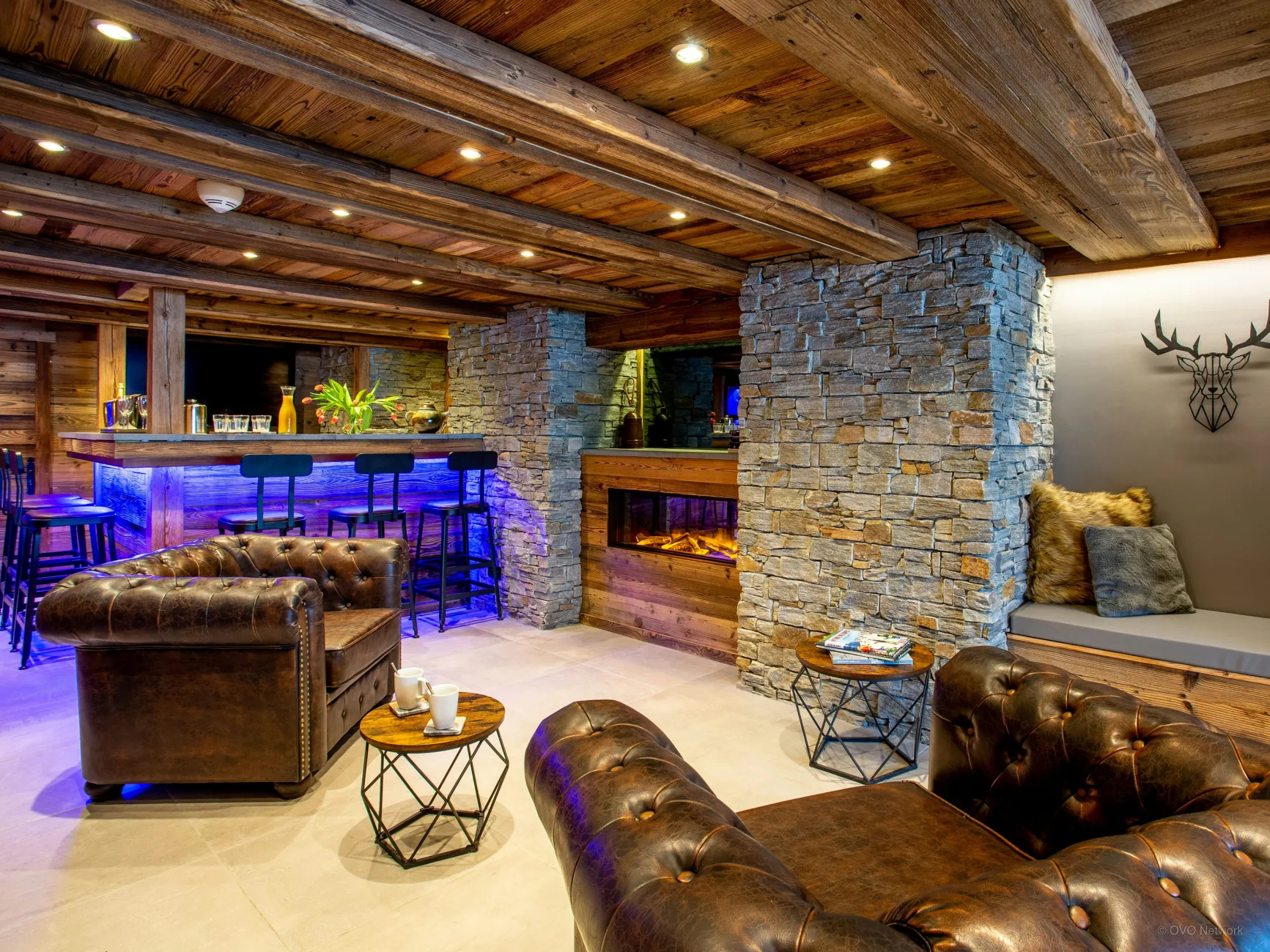Salon/Bar
