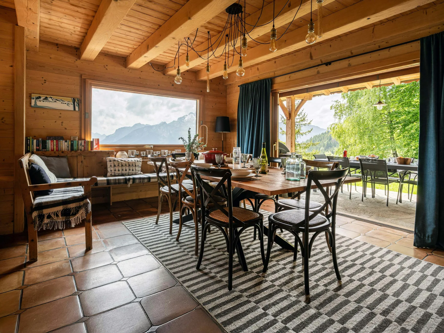 Table à manger et accès extérieur