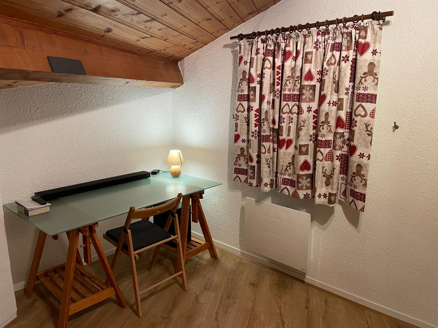 Chambre enfants - coin bureau - barre de son Bluetooth 