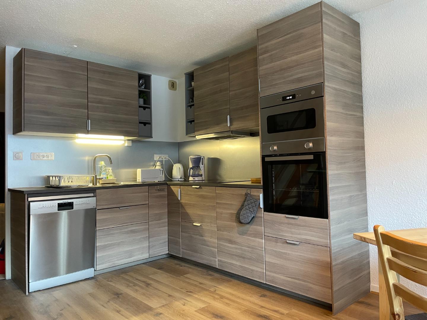 Cuisine  intégrée, lave-vaisselle, lave-linge, hotte aspirante, four traditionnel, four micro-ondes, bouilloire, grille-pain, cafetière, nombreux rangements