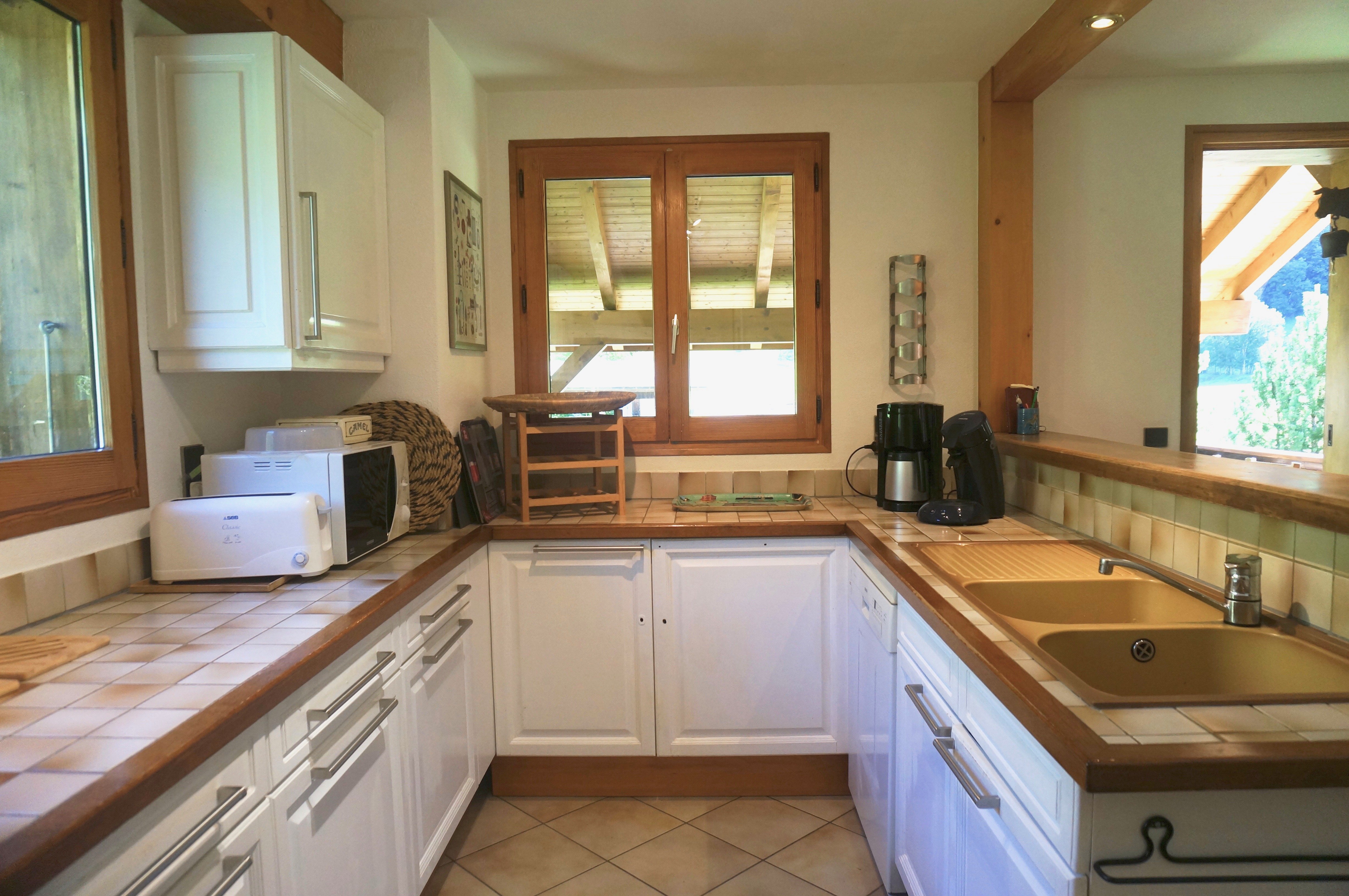 La cuisine d'origine, au style simple, est grande et très fonctionnelle 
