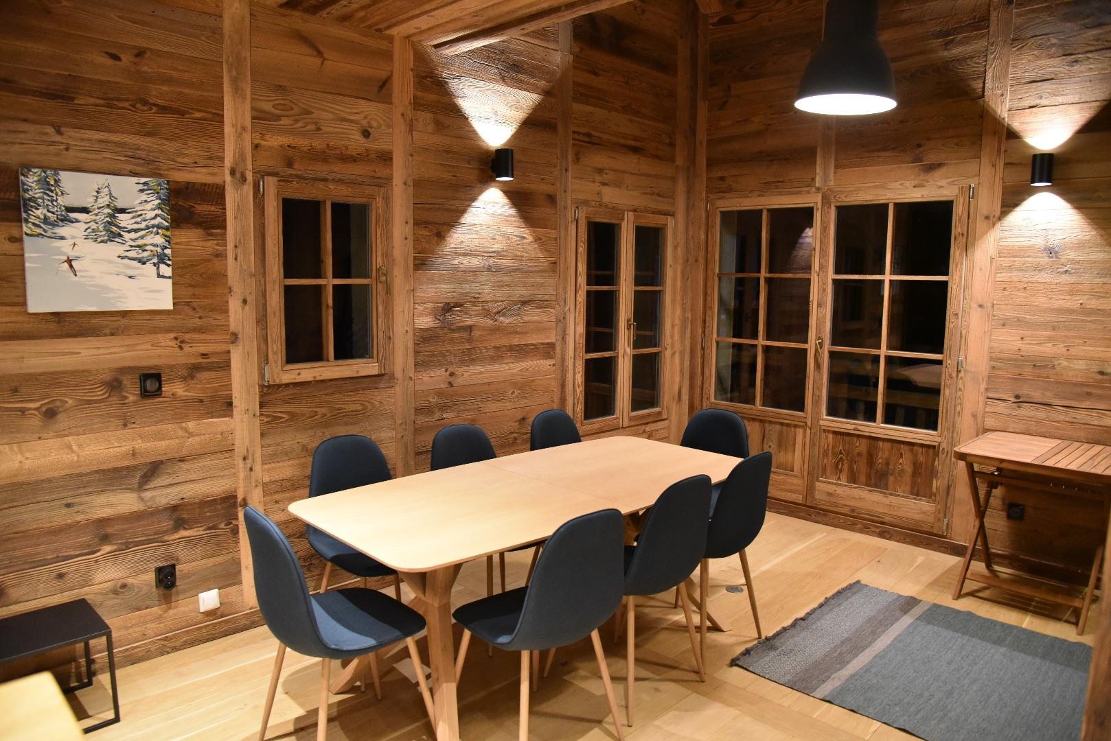 Niveau principal : salle à manger (table extensible)