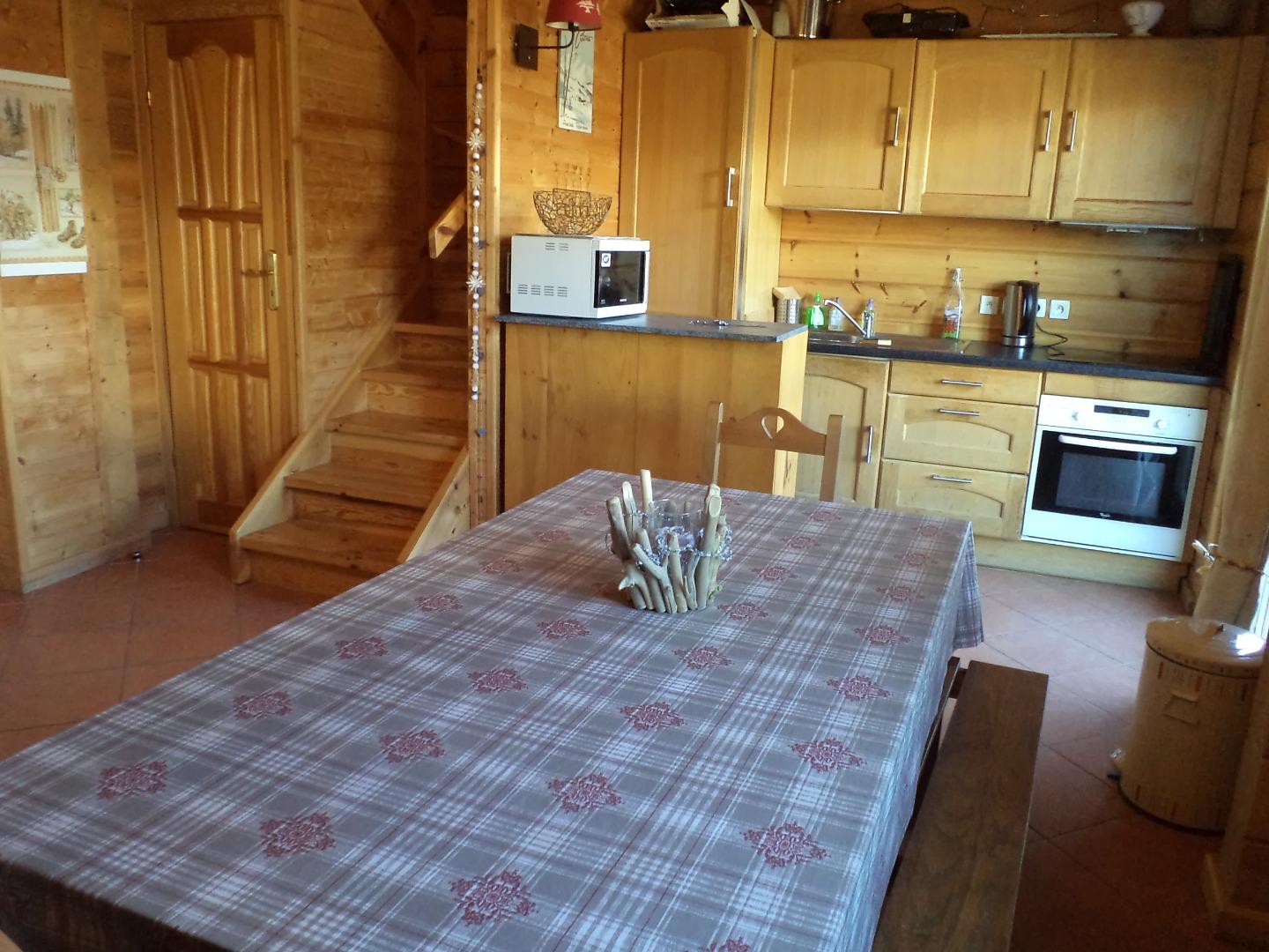 Salle à manger et cuisine équipée (Four traditionnel, four à micro-ondes, réfrigérateur, lave-vaisselle, plaque à induction, cafetière traditionnelle et cafetière expresso, bouilloire, grille-pain, appareil à raclette, etc)