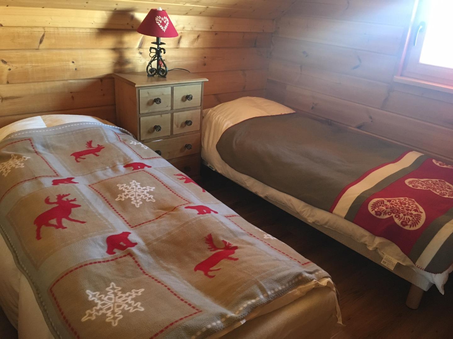 Chambre 3 à l'étage avec 2 lits simples