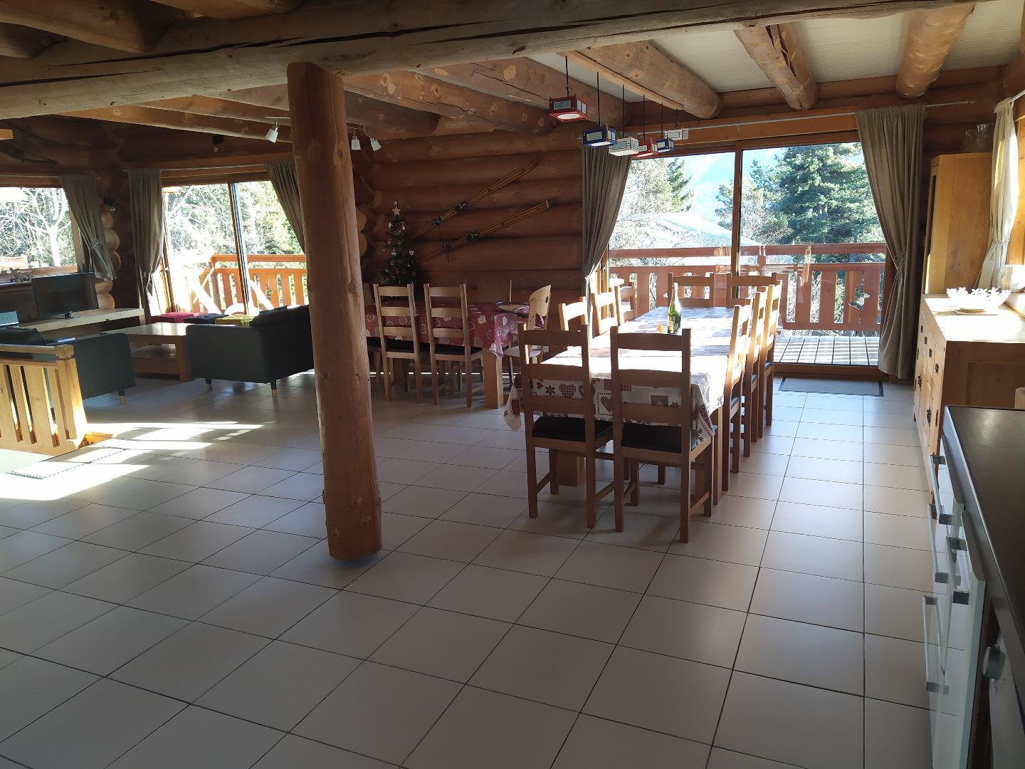 Pièce à vivre 1er étage : 2 tables pouvant accueillir en tout plus de 16 personnes