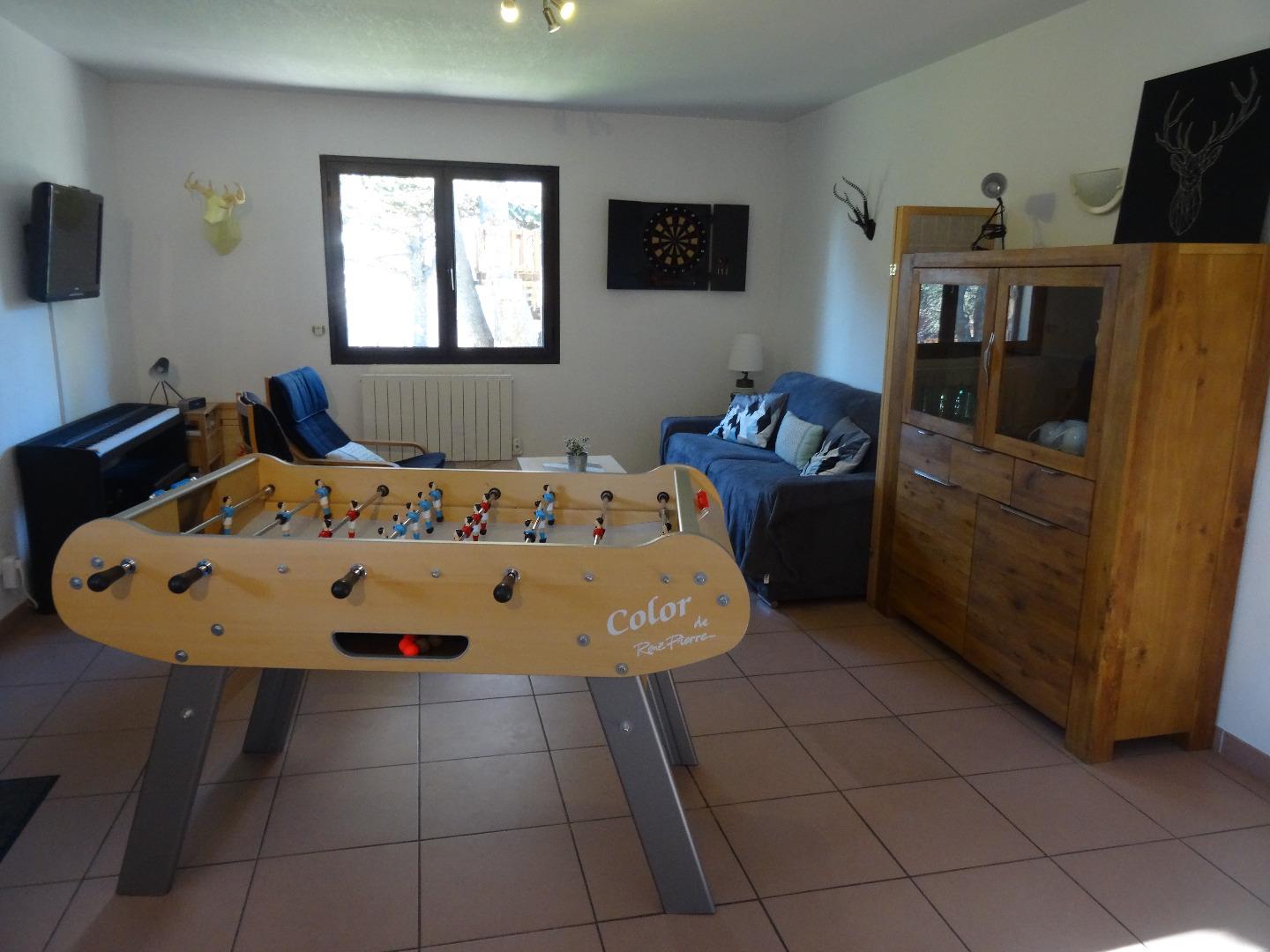 Salon RdC : canapé convertible + TV/console/lecteur DVD + babyfoot + fléchettes ...