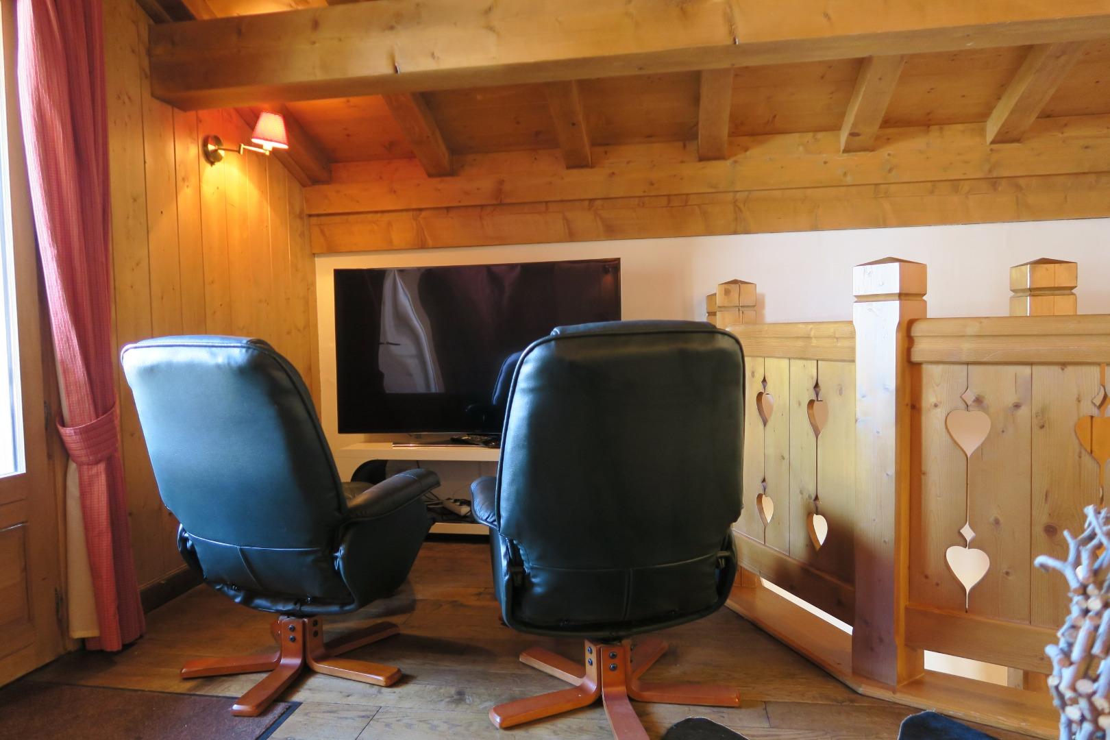 Espace TV avec SmartTV, lecteur BluRay et home cinema.
