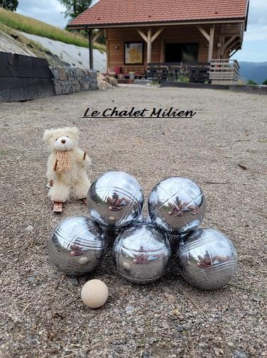 Entre amis où en famille , pour la joie des enfants terrain de boules  à disposition .