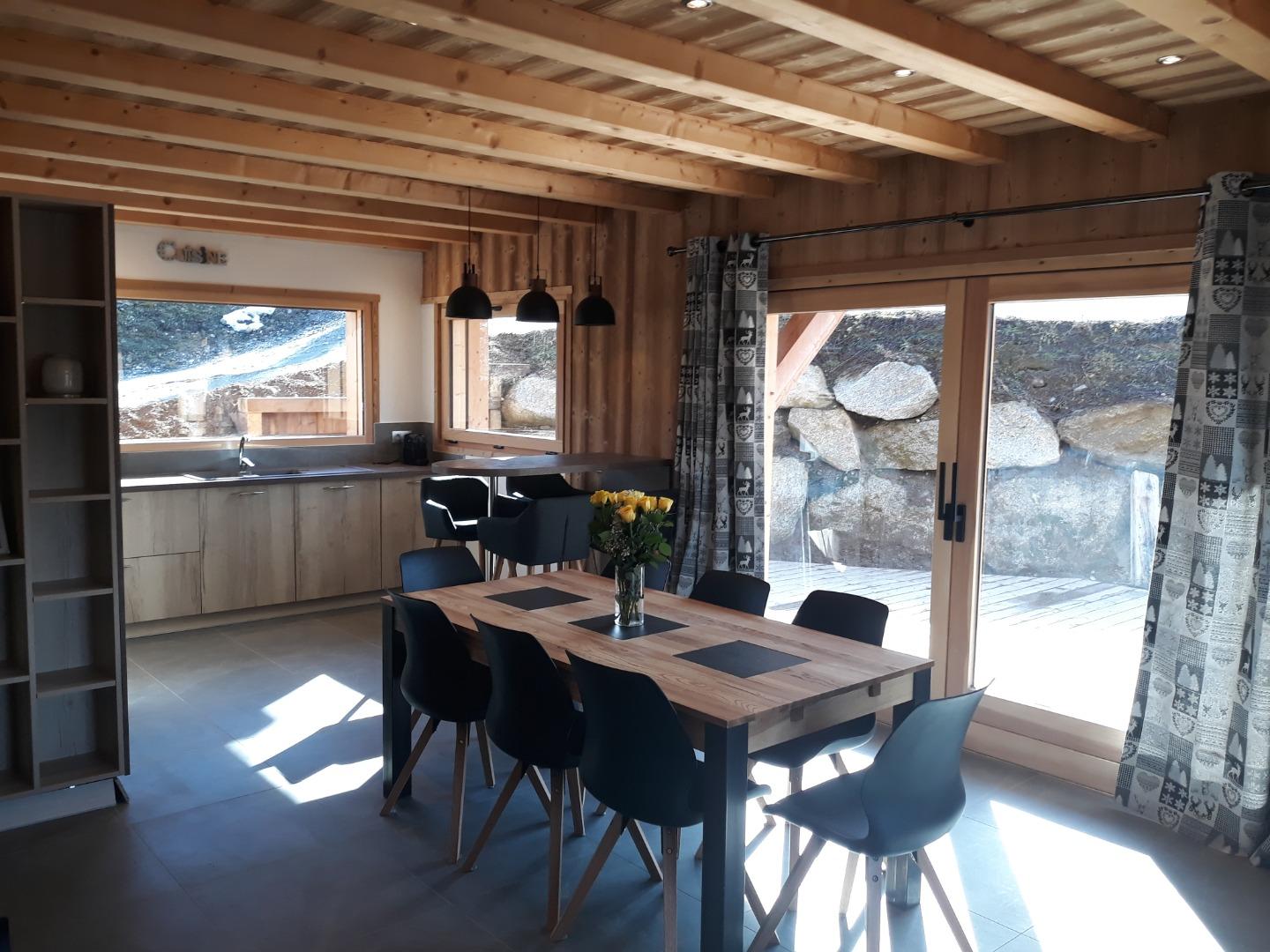 coin repas et cuisine. Vue sur la terrasse
