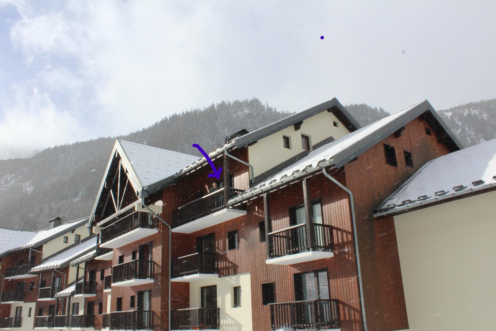 Vue extérieur du chalet (personne au dessus)