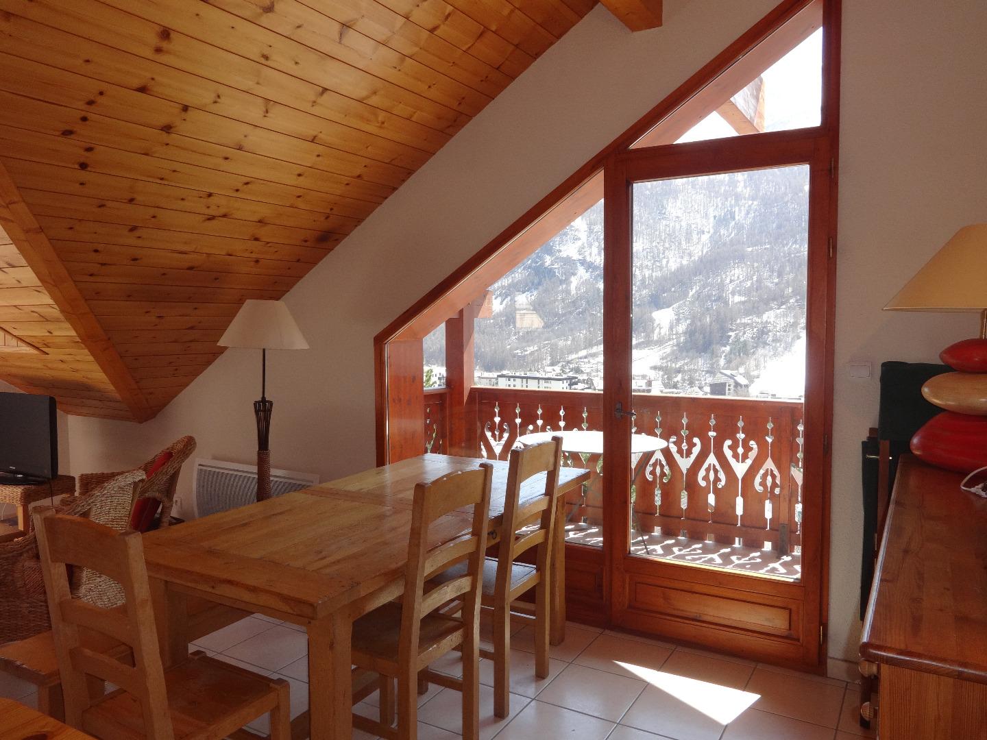 Espace repas avec accès balcon exposé Sud