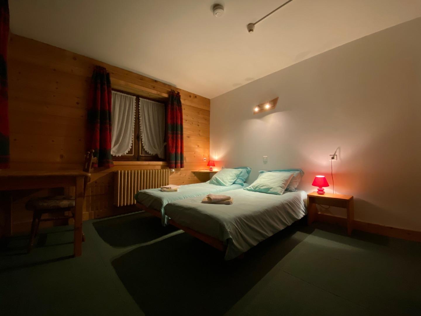 grande chambre avec salle de bain et wc privé