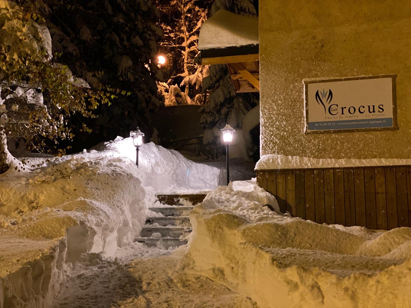 entrée privée avec places de parking réservées pour 6 voitures