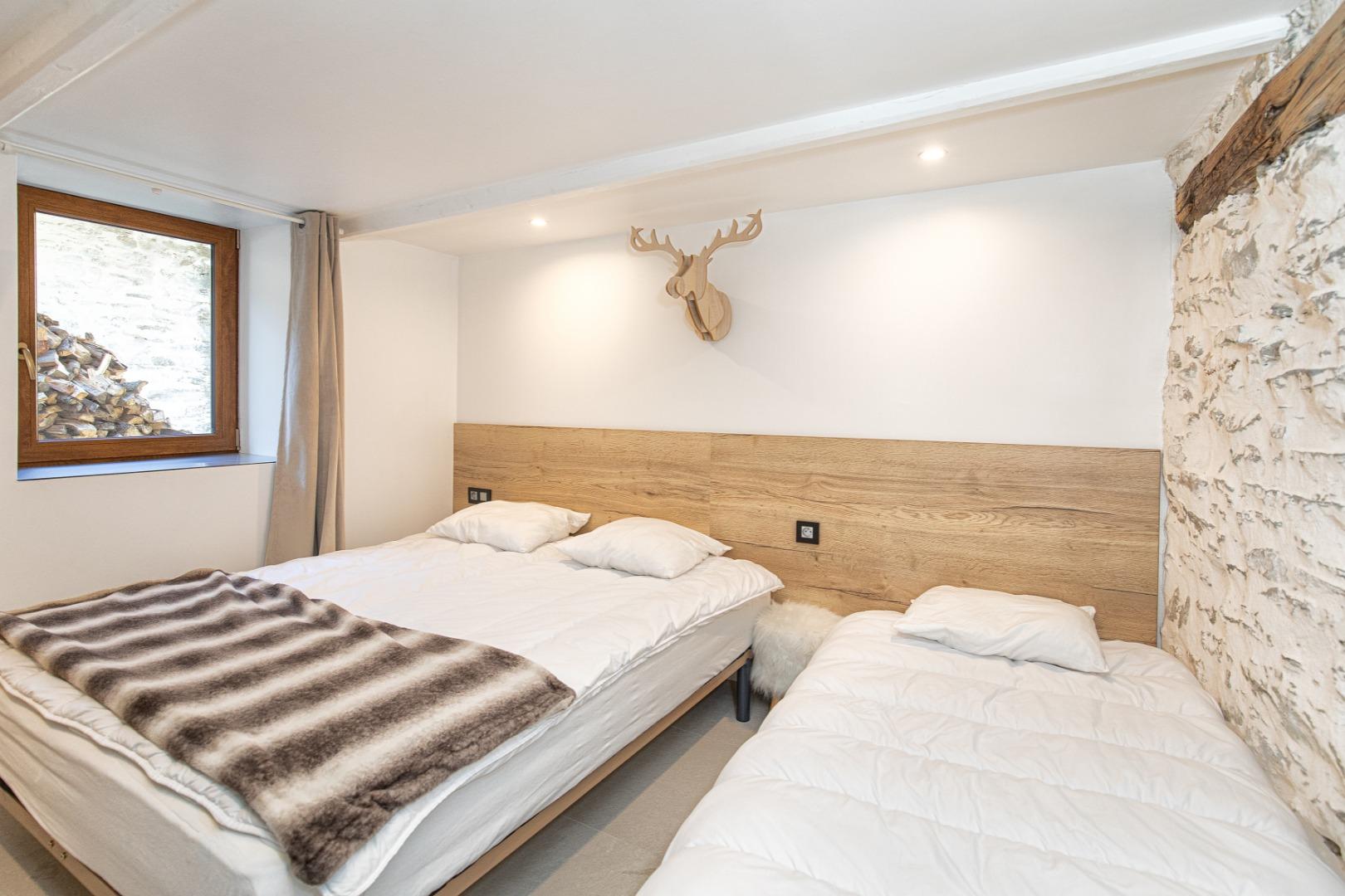Chambre n°2: 1 lit double en 160+ 1 lit en 90+TV