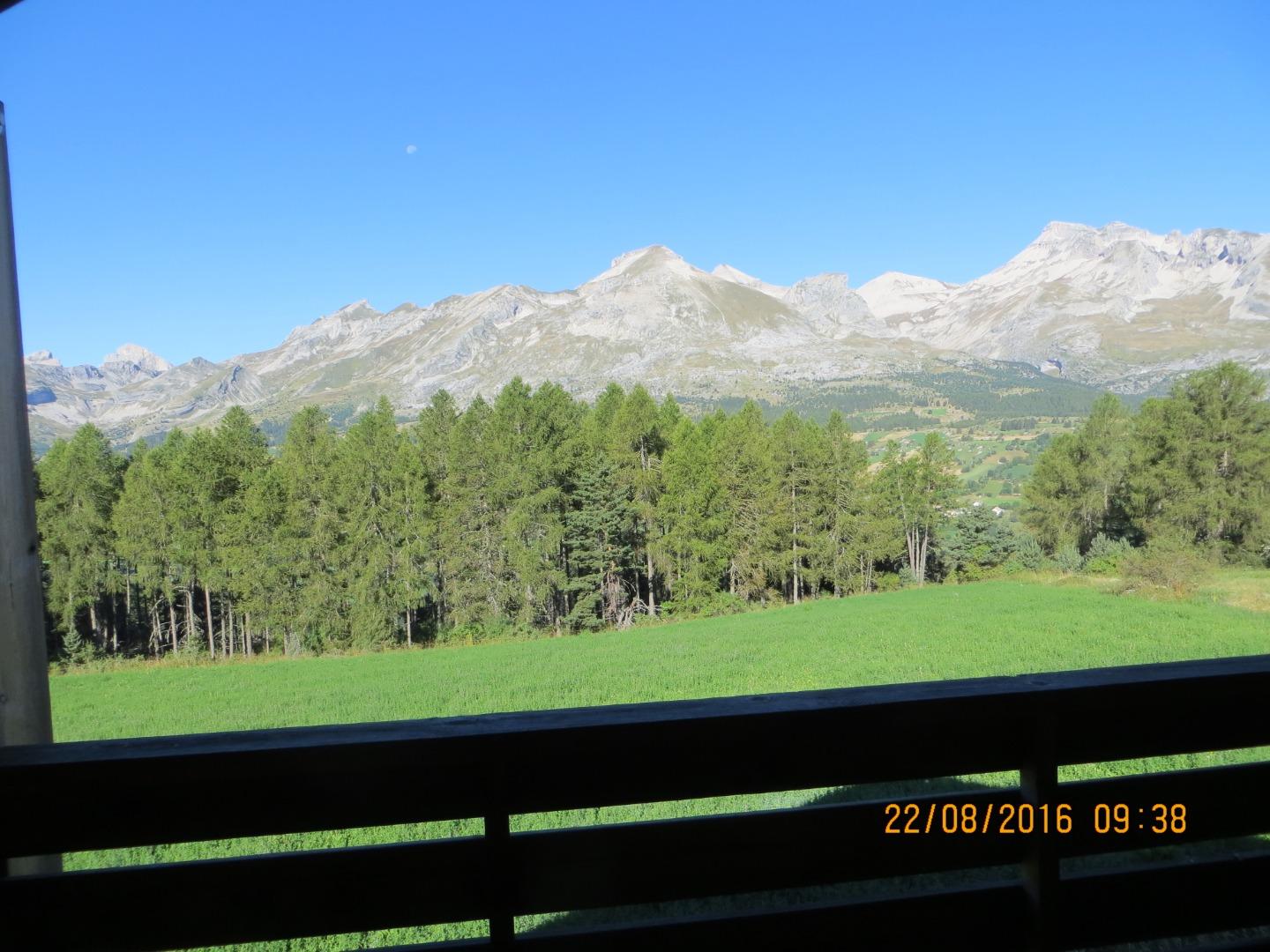 Vue sur les montagnes l'été depuis l'étage