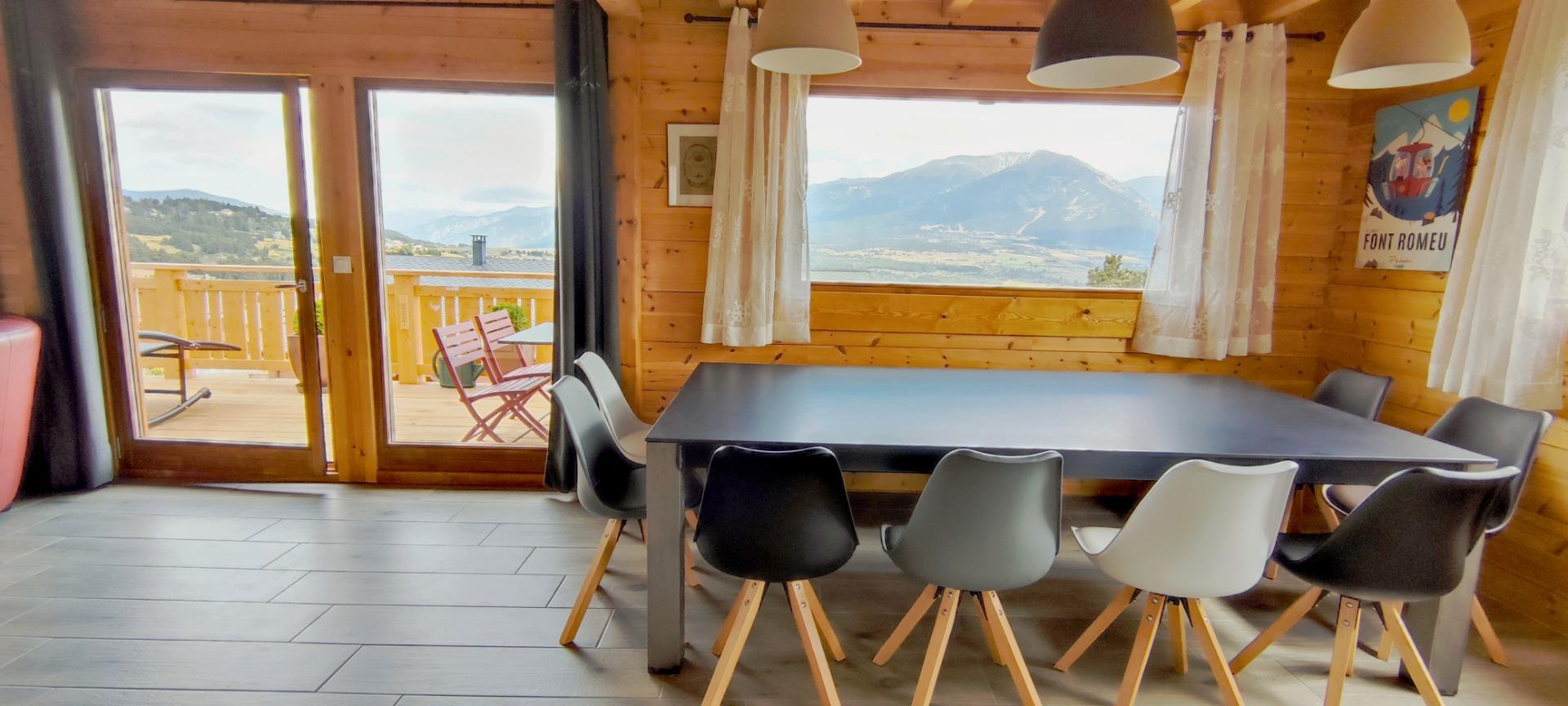 Table spacieuse  pour 12 personnes 