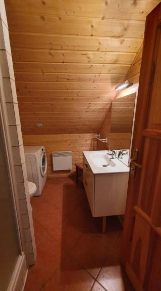 Salle d'eau à l'étage avec WC et lave-linge séchant .