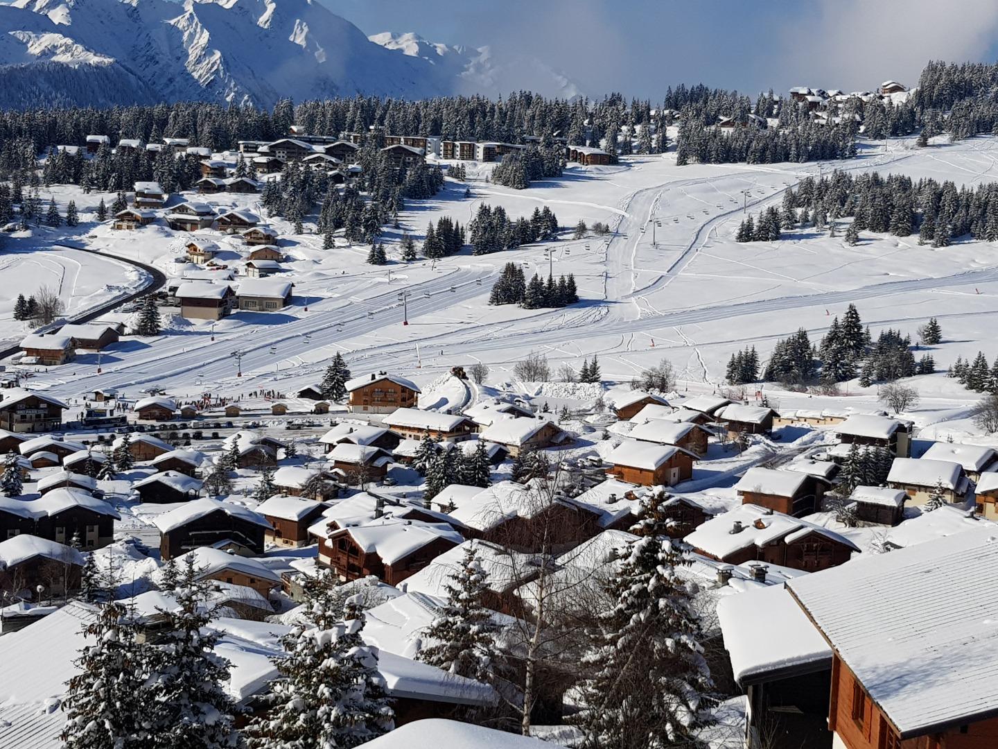 vue du balcon sur les  pistes des Carrets