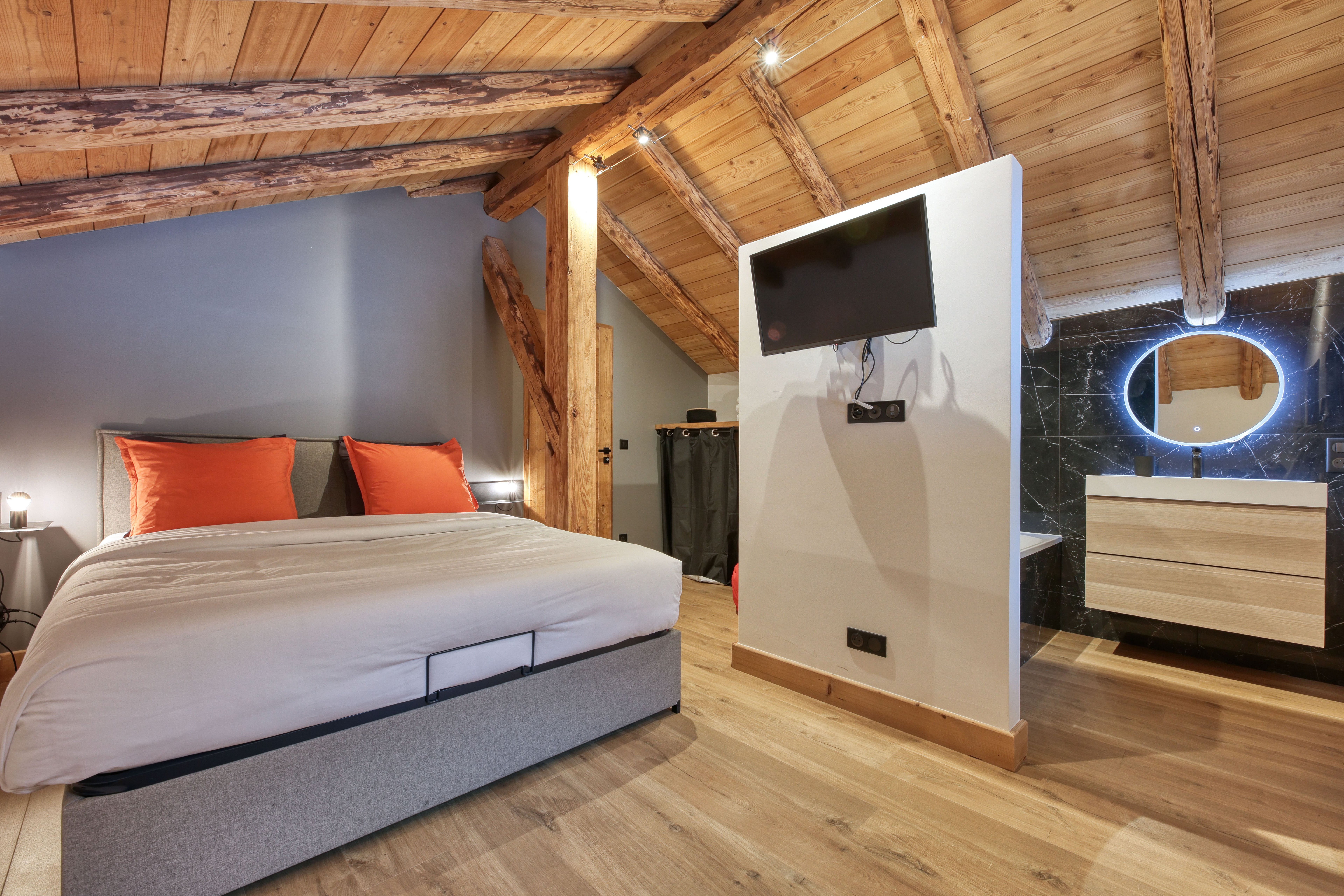 Chambre 5 avec salle de bain privative et lit 160cm , accessible depuis la mezzanine.