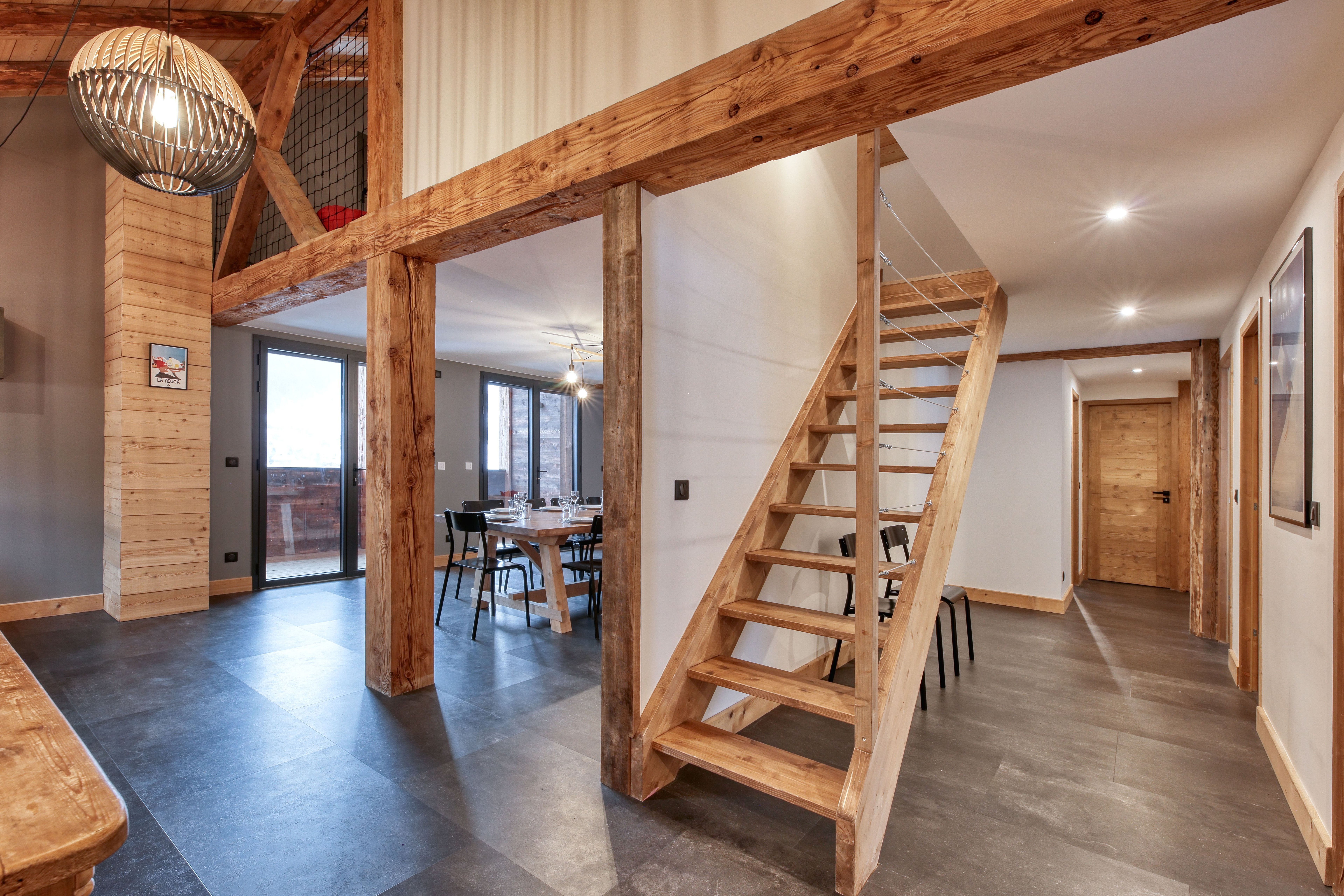 Vue depuis l'entrée, réceptif à gauche et chambres à droite.