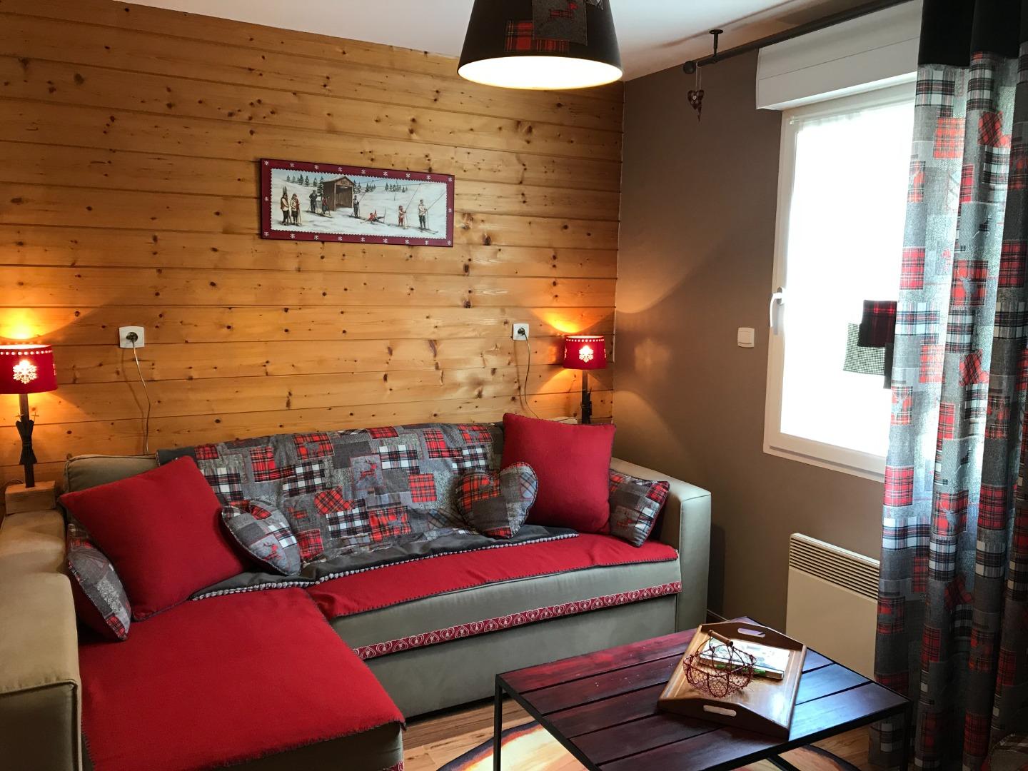 Le salon cosy et chaleureux avec TV écran plat, lecteur DVD - Enceinte bluetooth - DVD - Bibliothèque - Jeux enfants et jeux de société