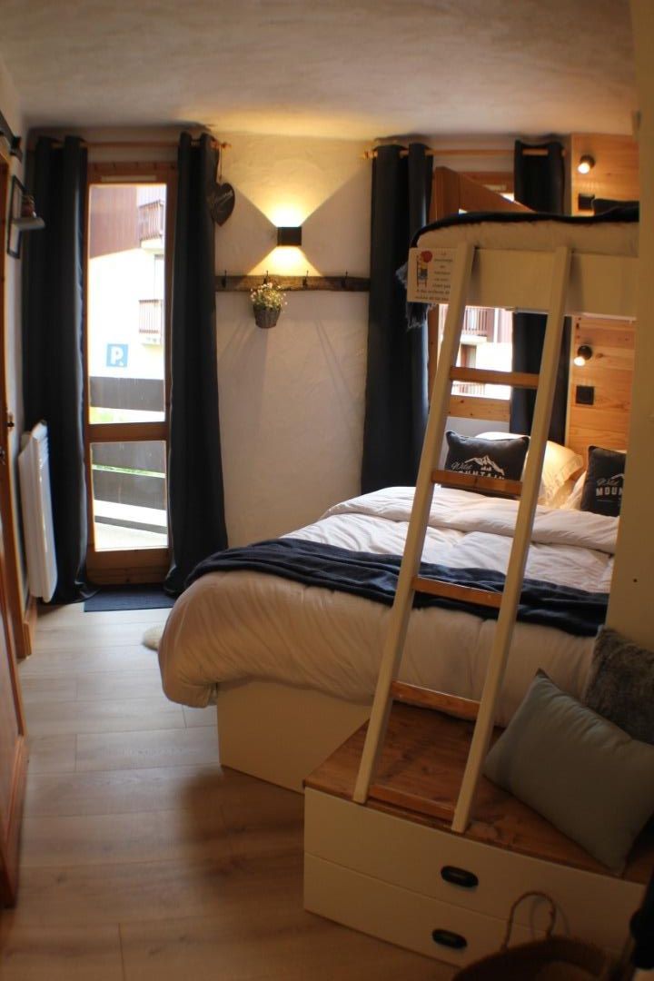 Seconde chambre (1 lit double 140x200cm + 1 lit simple 90x190cm) + chargeurs usb + rangements