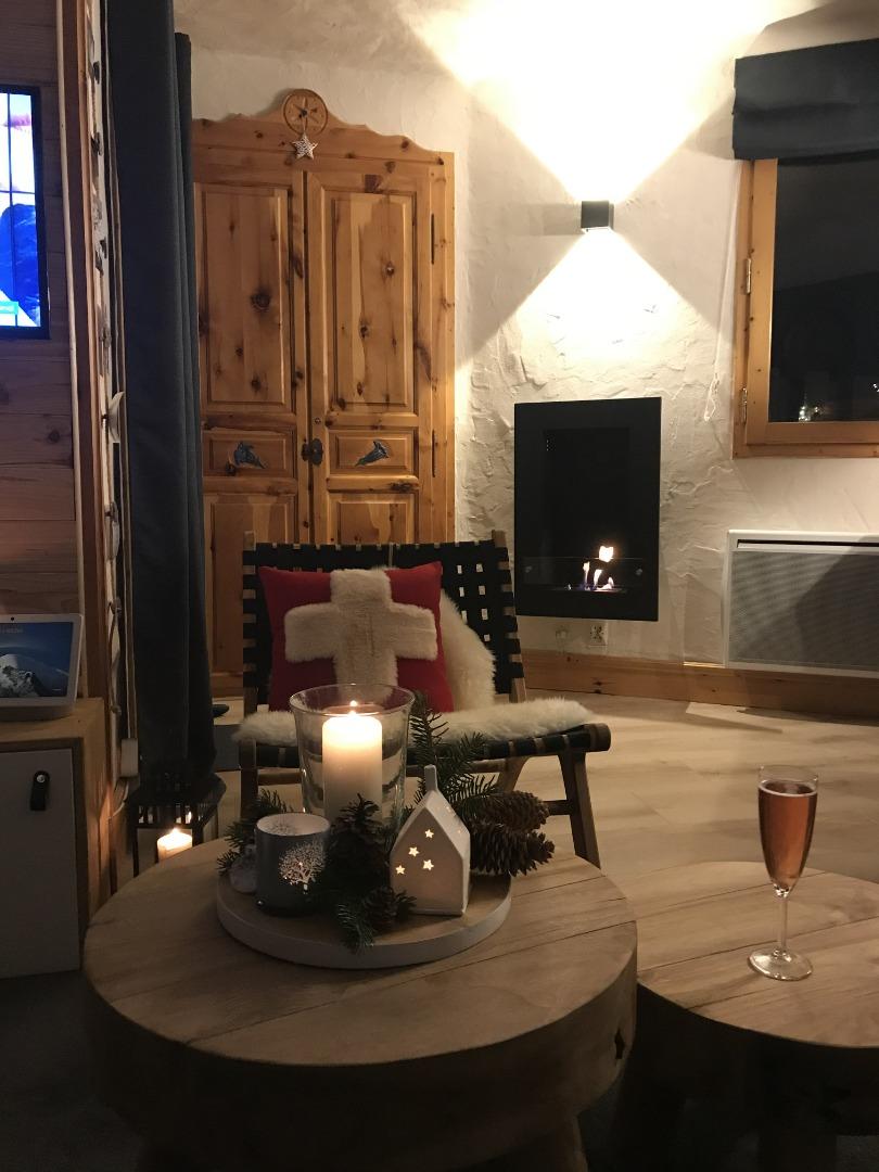 Salon ( armoire avec raclette/pierrade / fondue / croque monsieur / crêpe party + cheminée bio-éthanol)