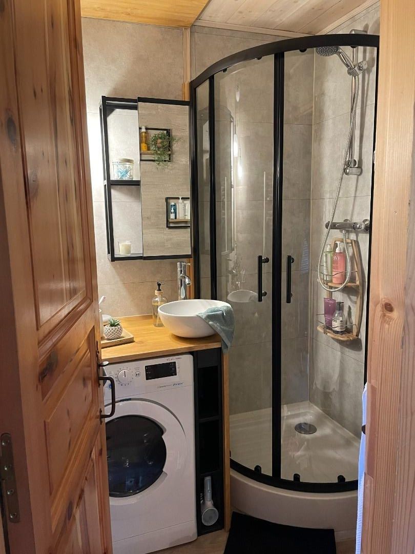 Salle de bains (lavabo + douche + machine à laver séchante)
