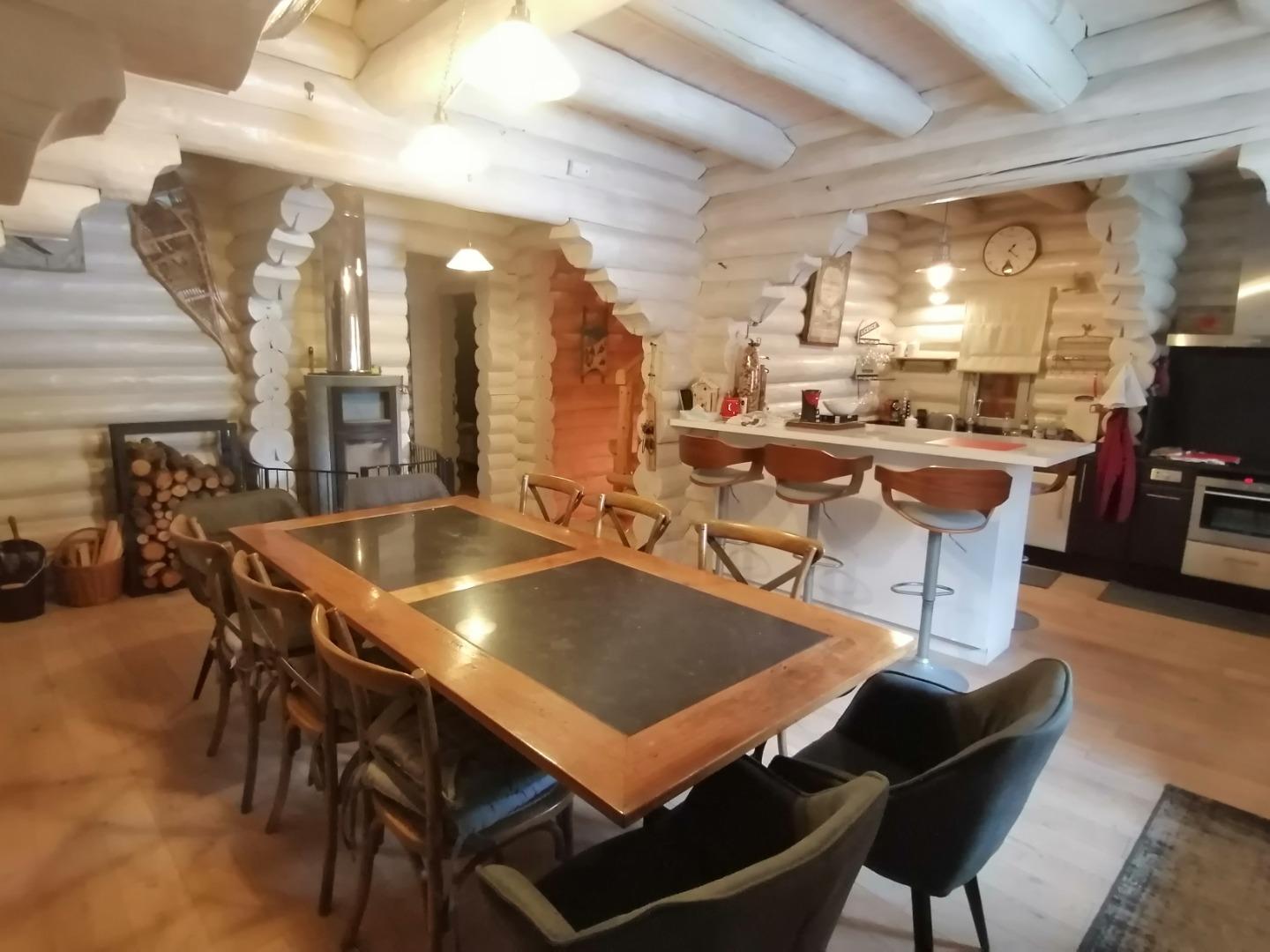 salle à manger avec cuisine américaine moderne