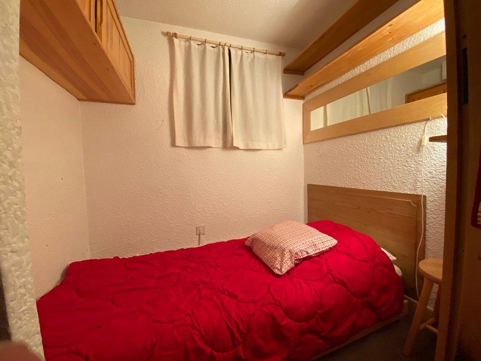 Petit chambre avec lit simple, idéale pour enfant.