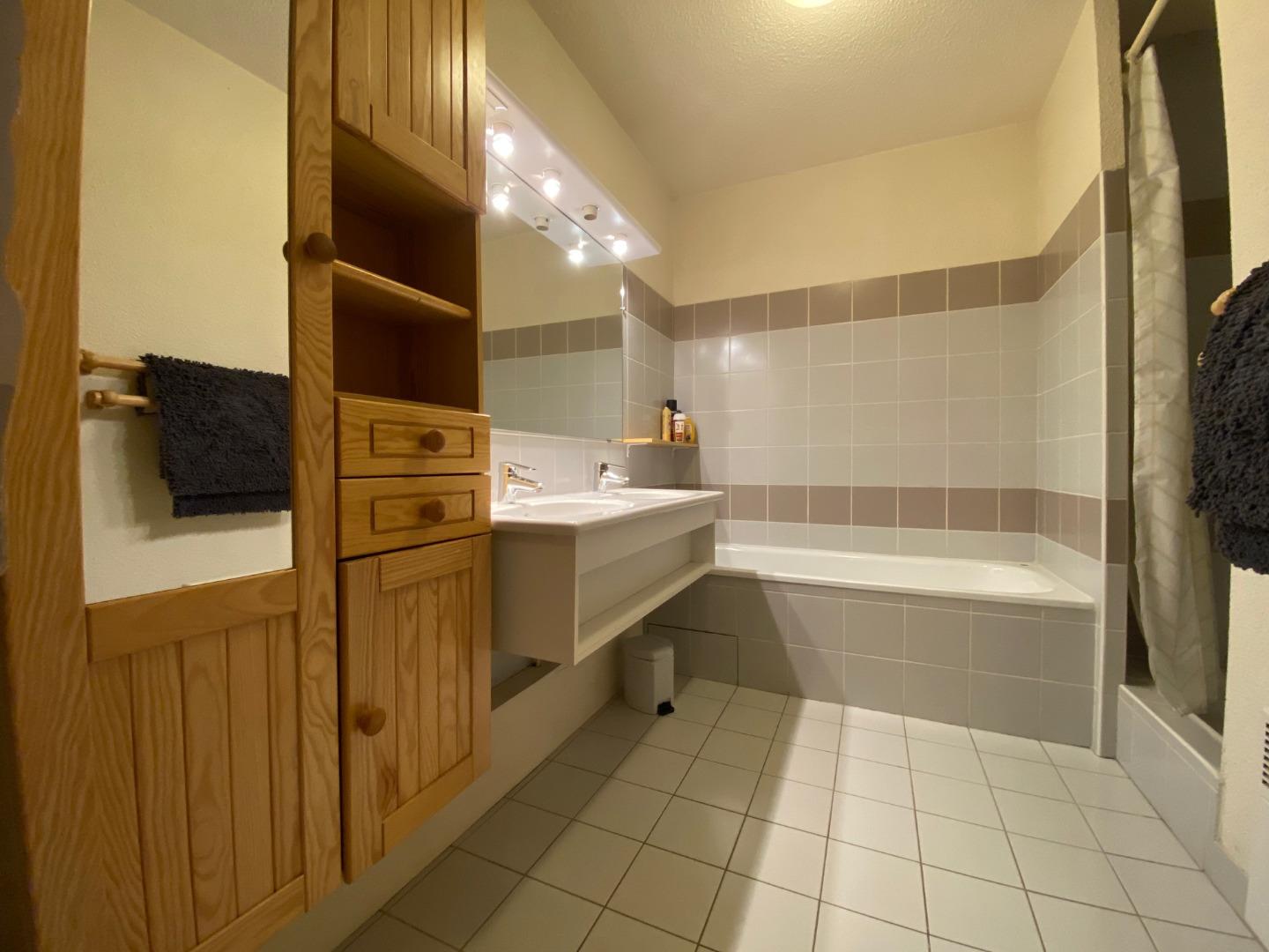 Salle de bain avec baignoire et douche