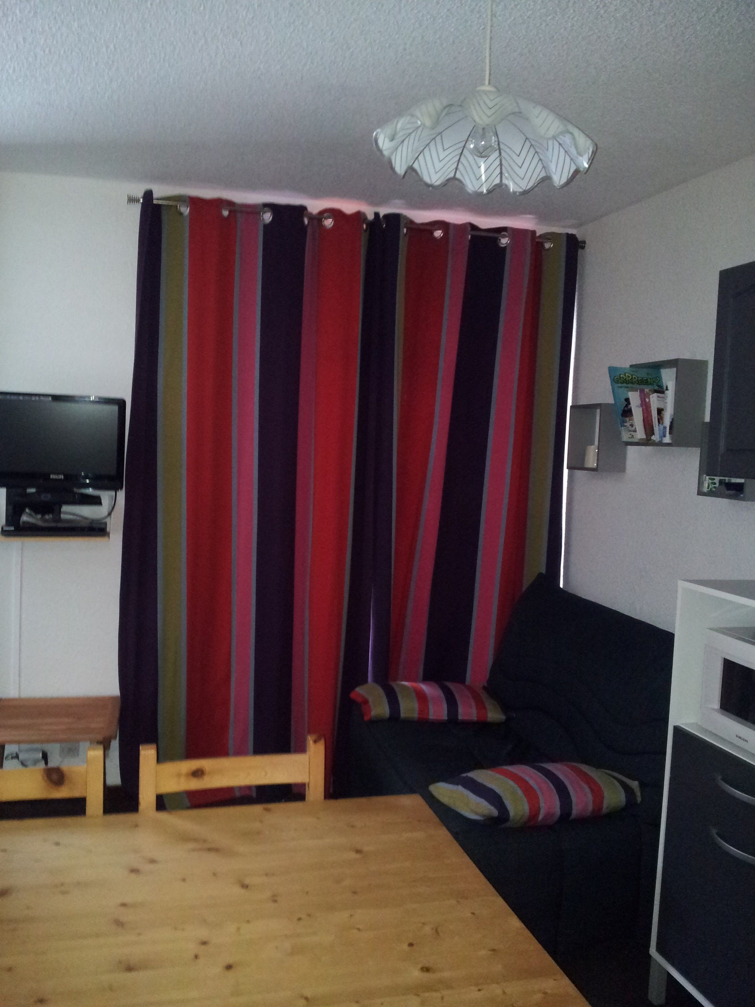 coin salon avec banquette.