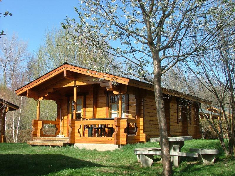 Habitat léger de loisirs modèle "Bleuet 4 personnes" au PRL L'Escapade, à Estavar. Découvrez une nouvelle façon de vivre le camping et passez vos vacances dans l’un de nos chalets en bois, parfaitement intégrés au paysage et à l’environnement.