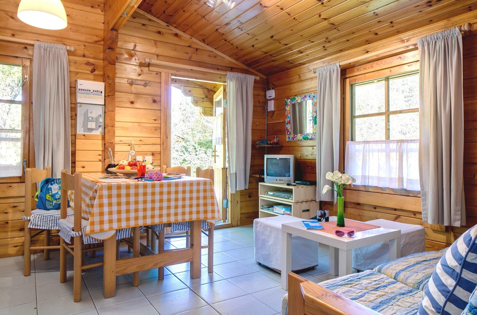 Séjour du chalet "Bleuet 4 personnes". TV, accès wi-fi, terrasse.