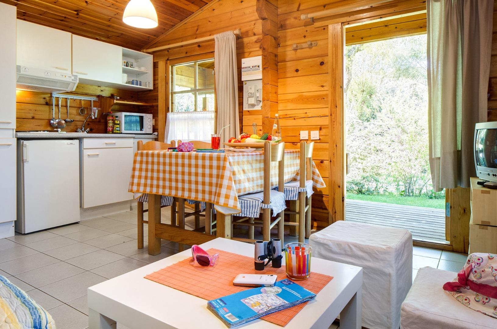 Chalet de vacances pour 4 personnes, kitchenette équipée. Modèle "Bleuet" du Parc résidentiel de Loisirs L'Escapade, à Estavar (Pyrénées-Orientales)