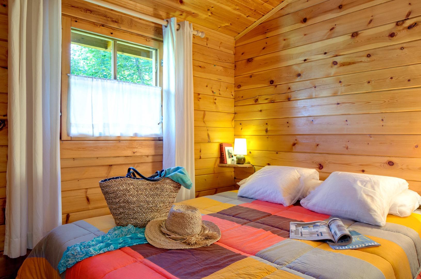 Chalet de vacances "Bleuet 4 personnes", 1 chambre avec grand lit. PRL L'Escapade à Estavar.