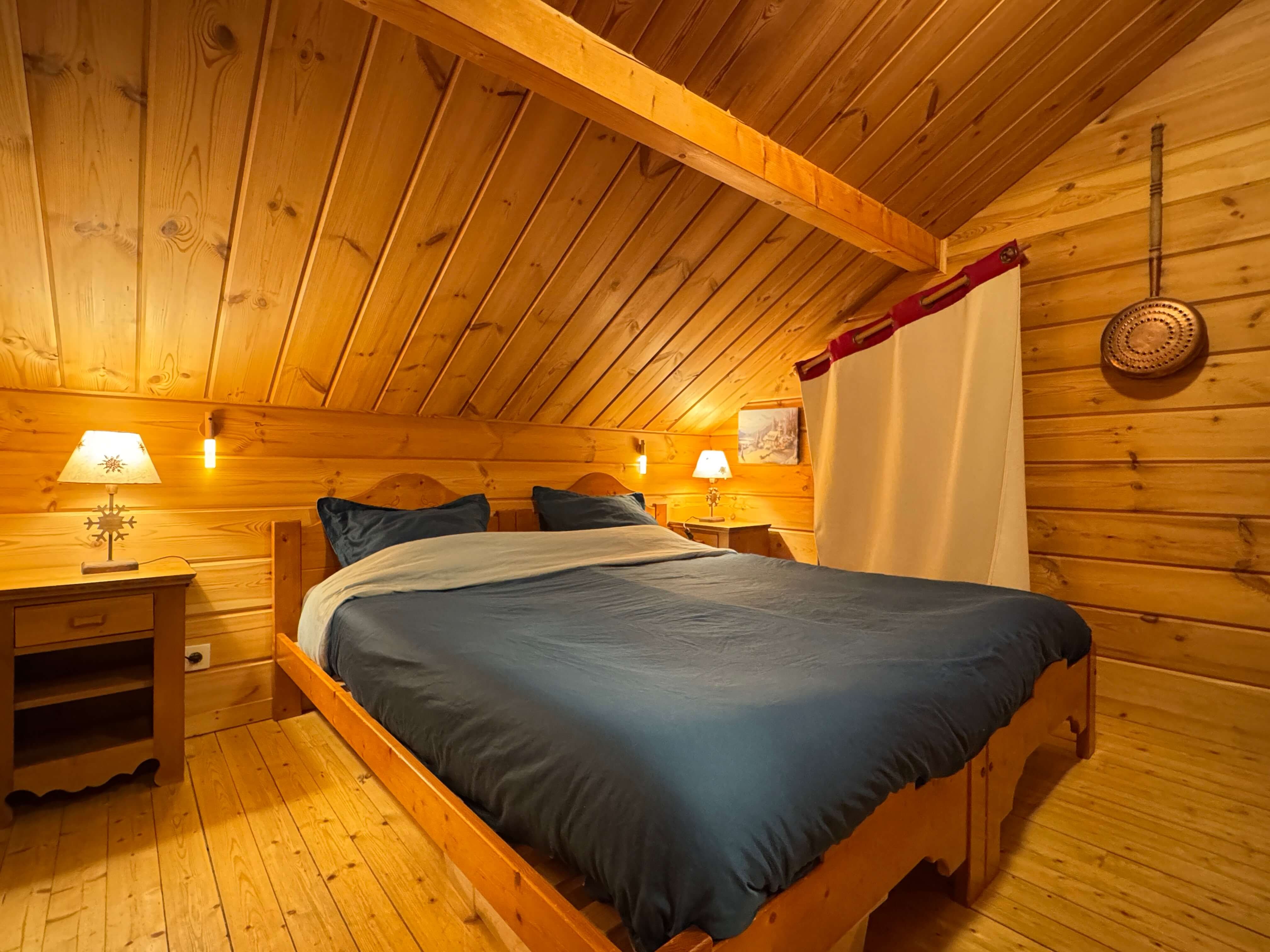 Chambre 2 à l'étage. 2 lits simple en 90 x 190cm
Ces deux lits peuvent être couplés en un lit double 180x190 cm avec sur-matelas confort Luxe