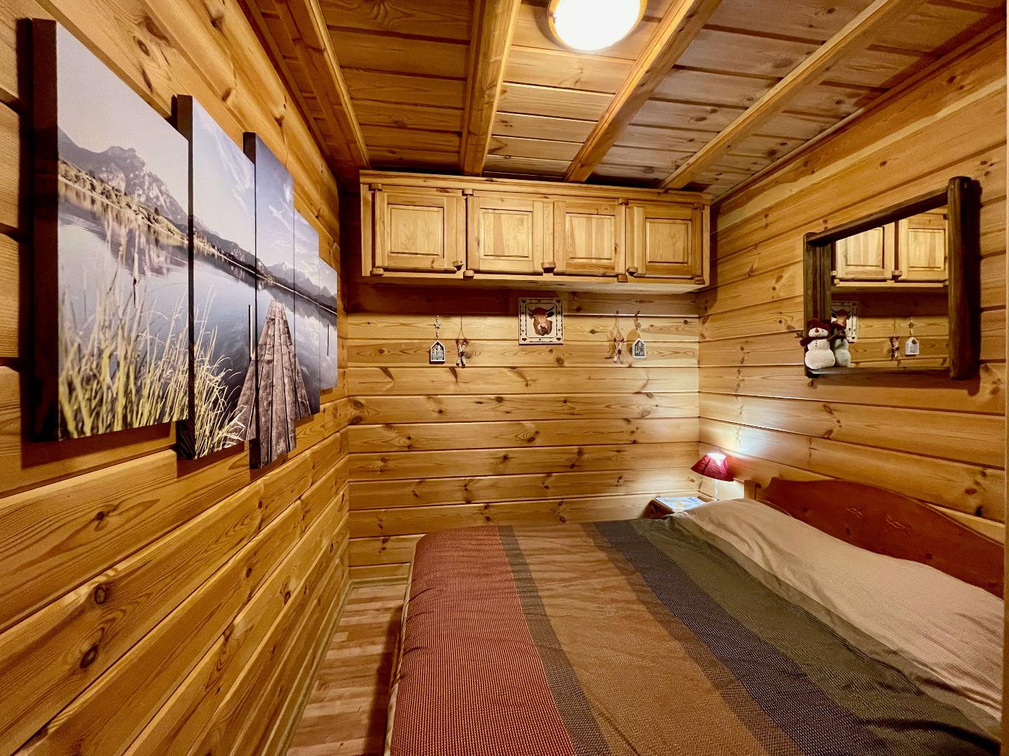 Chambre principale au rez de chaussée. Lit 140 x 190cm. Matelas et sur-matelas neufs (fin 2024)