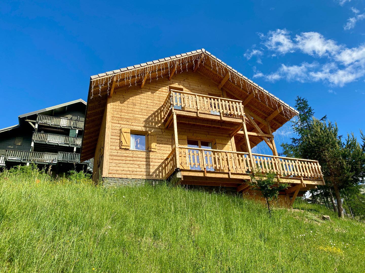 Chalet en été au départ des chemins de randonnée