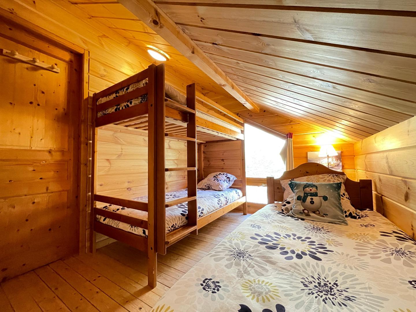 Chambre 3 lits simples à l'étage. Lits : 90 x 190cm
Les deux lits du bas peuvent être couplés en un lit double 180x190 cm grâce à un pont de lit (Nouveaux matelas : 2025)
